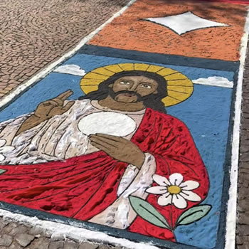 Tradição dos tapetes coloridos no estado de São Paulo