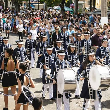 Desfile cívico no centenário de Tabapuã